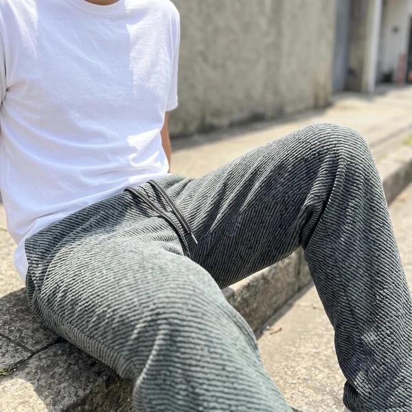[Pague 2, Leve 4] Calça Tuesday Masculina em Algodão, Poliéster e Malha Texturizada de Caimento Reto com Cós Elástico e Cordão Trançado